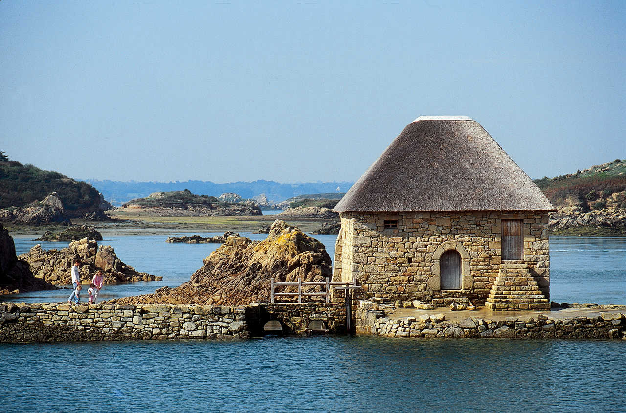 petite maison en pierre  au milieu de l'eau sur l'île de brehat
