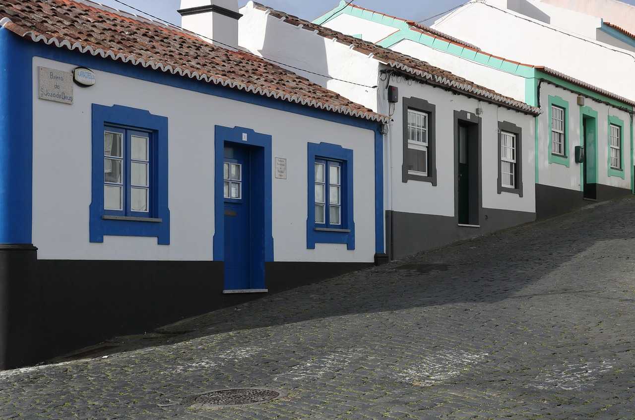 Petite rue à l'architecture typique sur l'île de Terceira