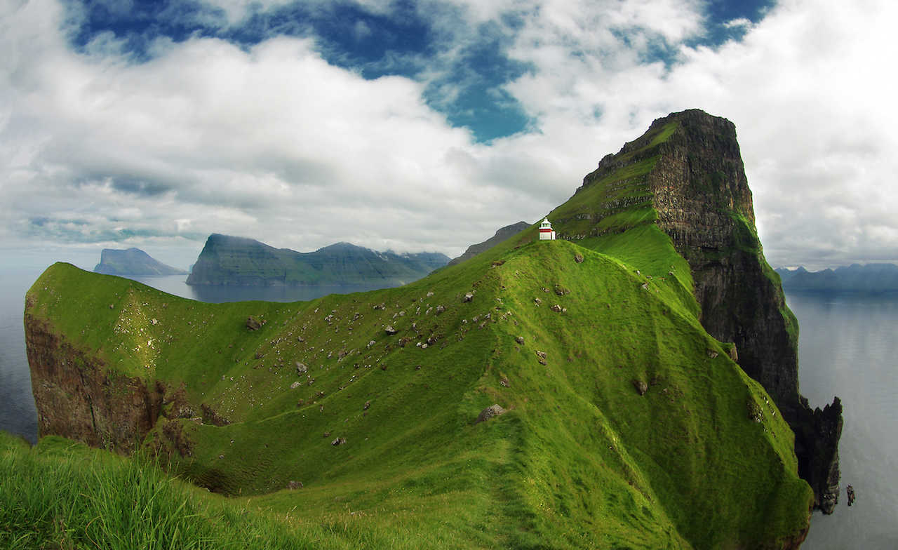 Phare de Kallurin sur l'île de Kalsoy aux Féroé