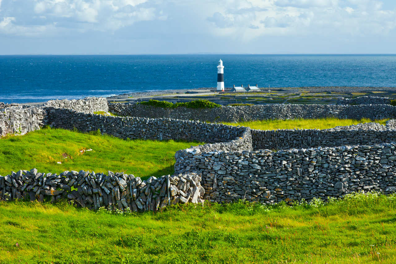 Phare sur l'île d'Inisheer en Irlande