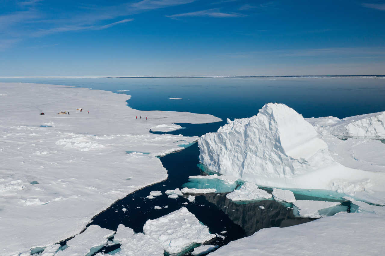 Photo aérienne par drone de la banquise près du parc national de Sirmilik au Nunavut, Canada