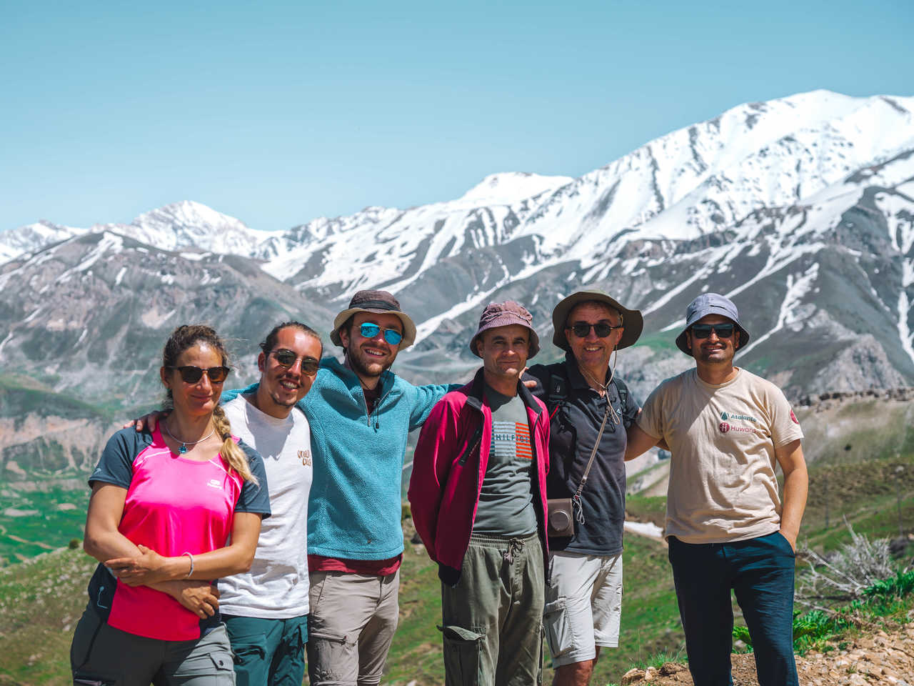 photos d'un groupe de randonneurs dans les montagnes d'Oman