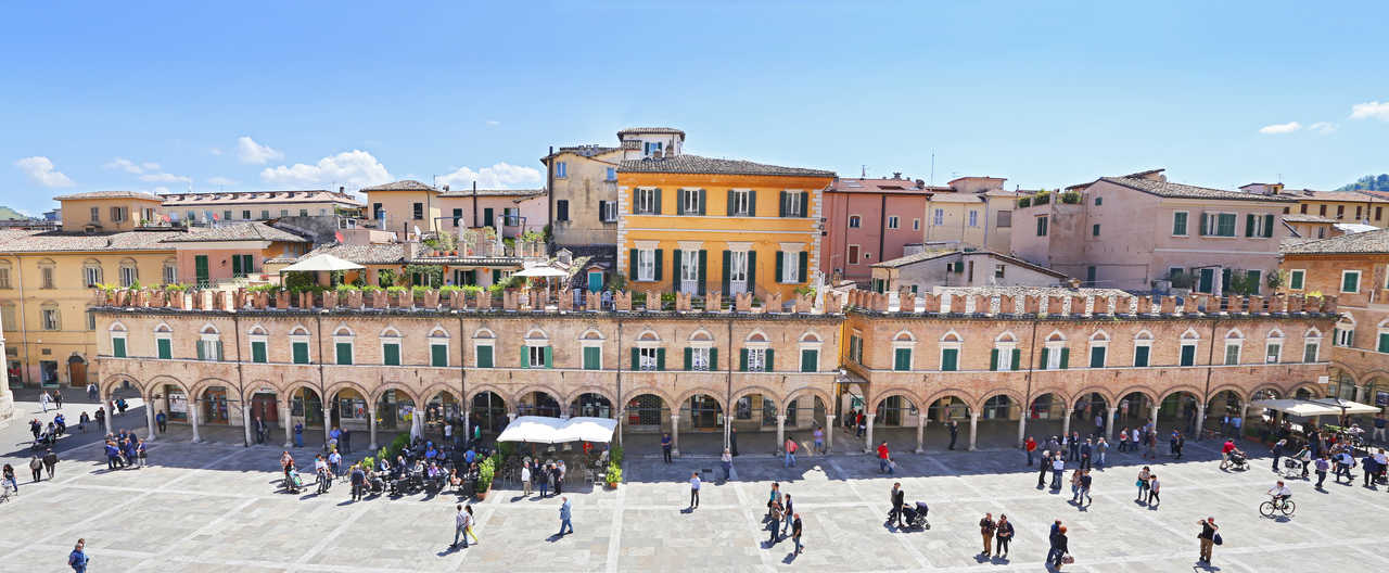 Piazza del Popolo à Ascoli Piceno en Italie © Salvatore Piazza del Popolo à Ascoli Piceno en Italie