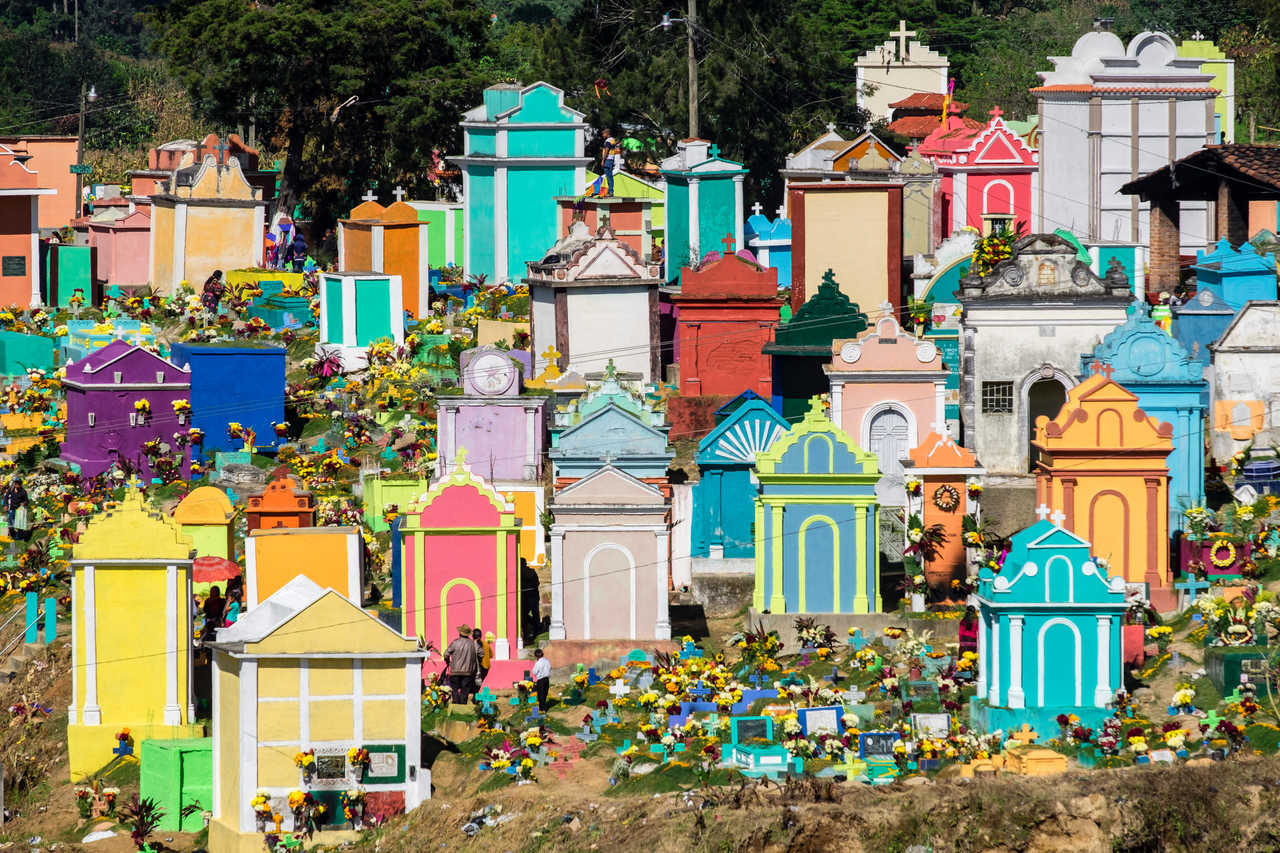 pierres tombales colorés pour la célébration du " dia de los muertos" à Saint Thomas au Guatemala