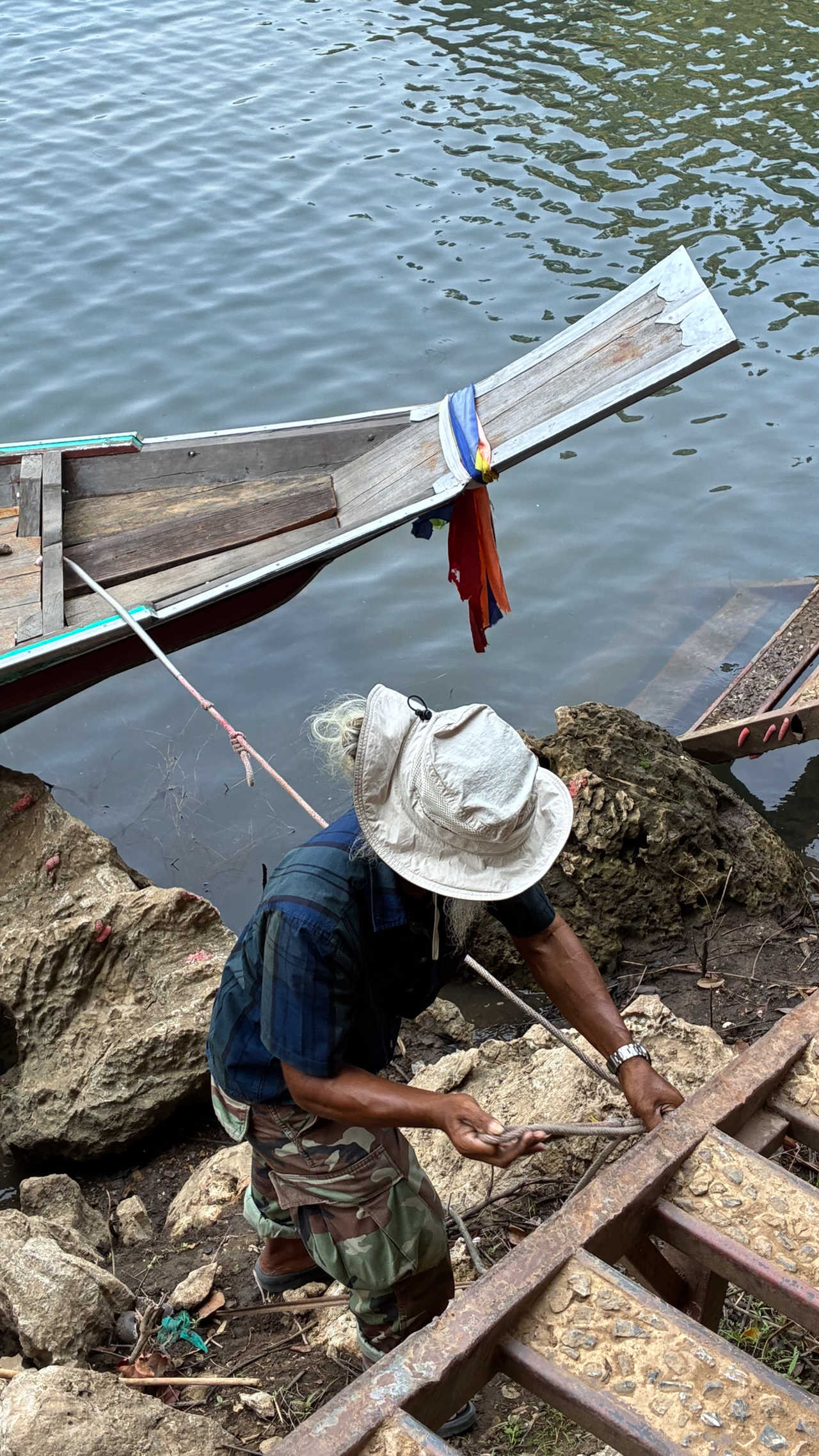 Piroguier sur le lac Cheow Lan en Thaïlande
