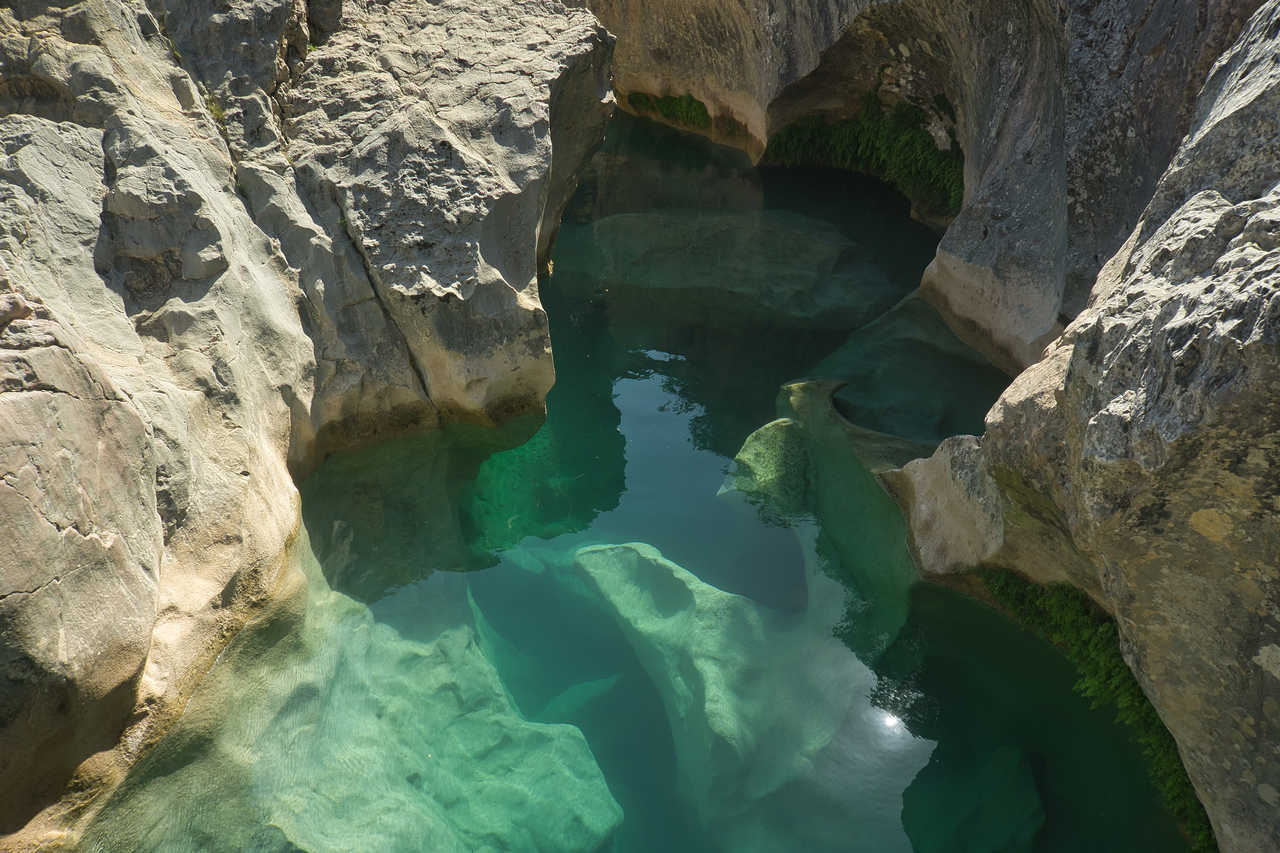 Piscines naturelles dans la Fuente de Tamara, Sierra de Guara, Pyrénées aragonaises