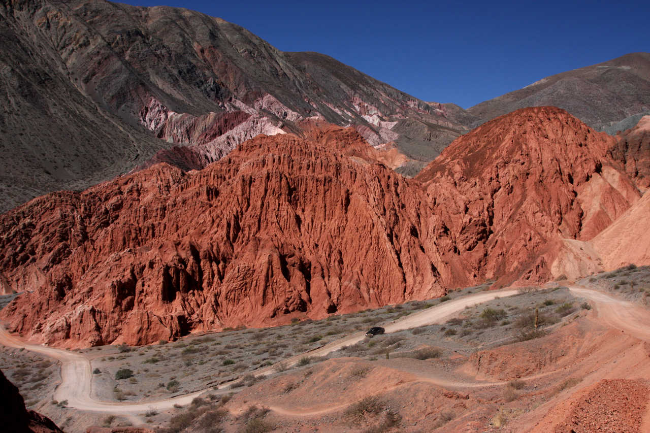 Piste entre montagnes rouges du nord de l'Argentine