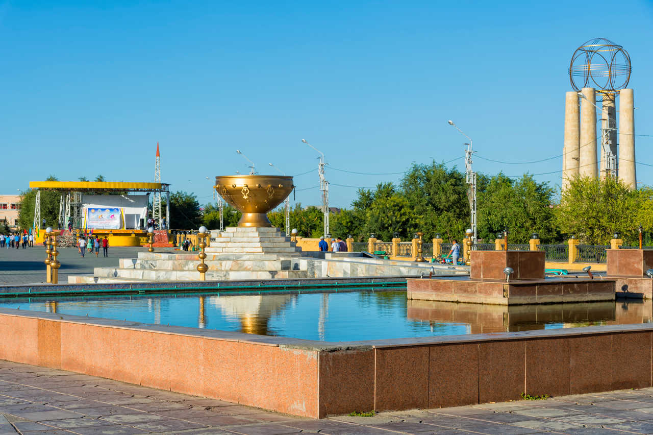 Place centrale et fontaine, Turkistan, région sud, Kazakhstan