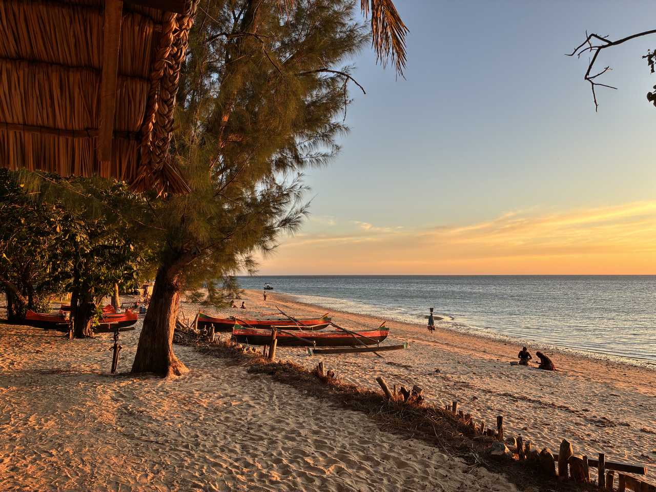 Plage avec des barques à Madagascar