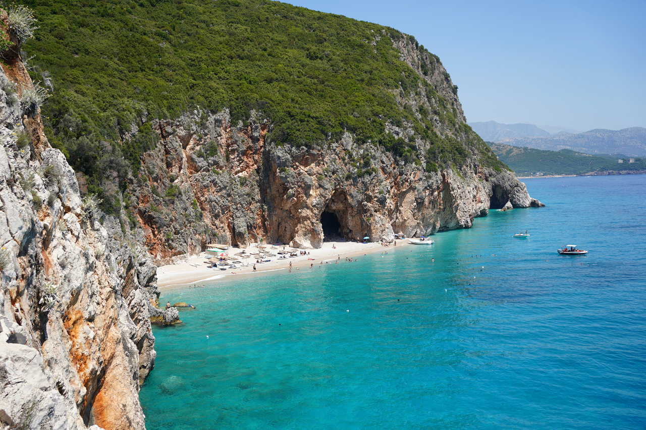 Plage cachée (grotte des pirates), près de la plage de Gjipe, côte ionienne, Albanie