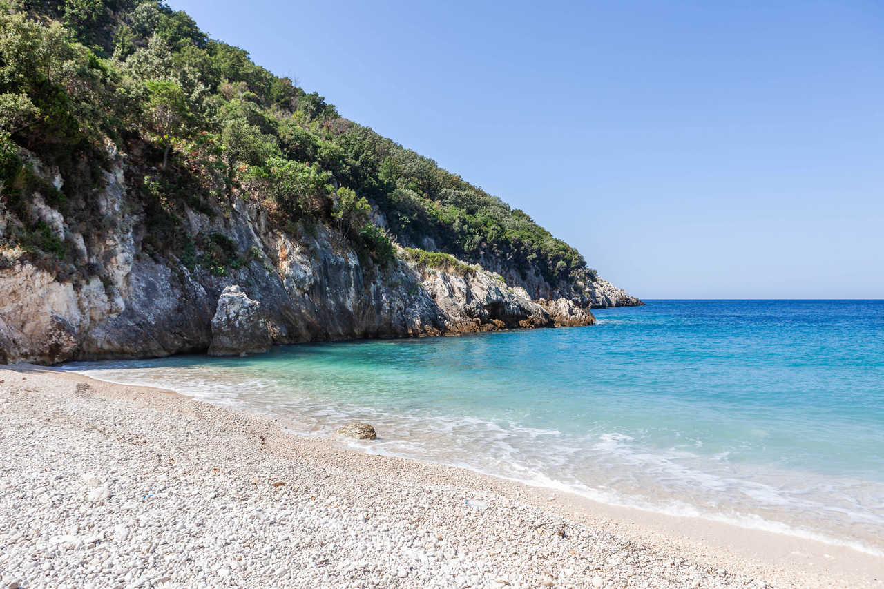 Plage dans le parc marin Karaburun Sazan en Albanie