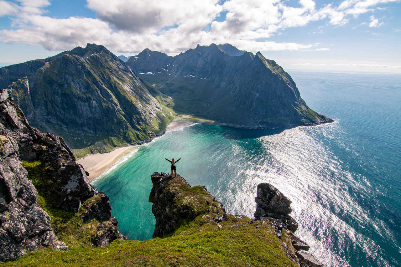 Plage de Kvalvika en Norvège dans les Lofoten, depuis le Mont Ryten
