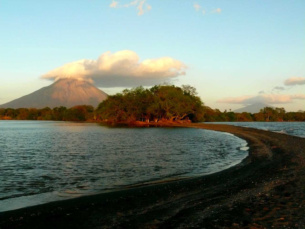Plage de l'île d'Ometepe et vue sur le volcan