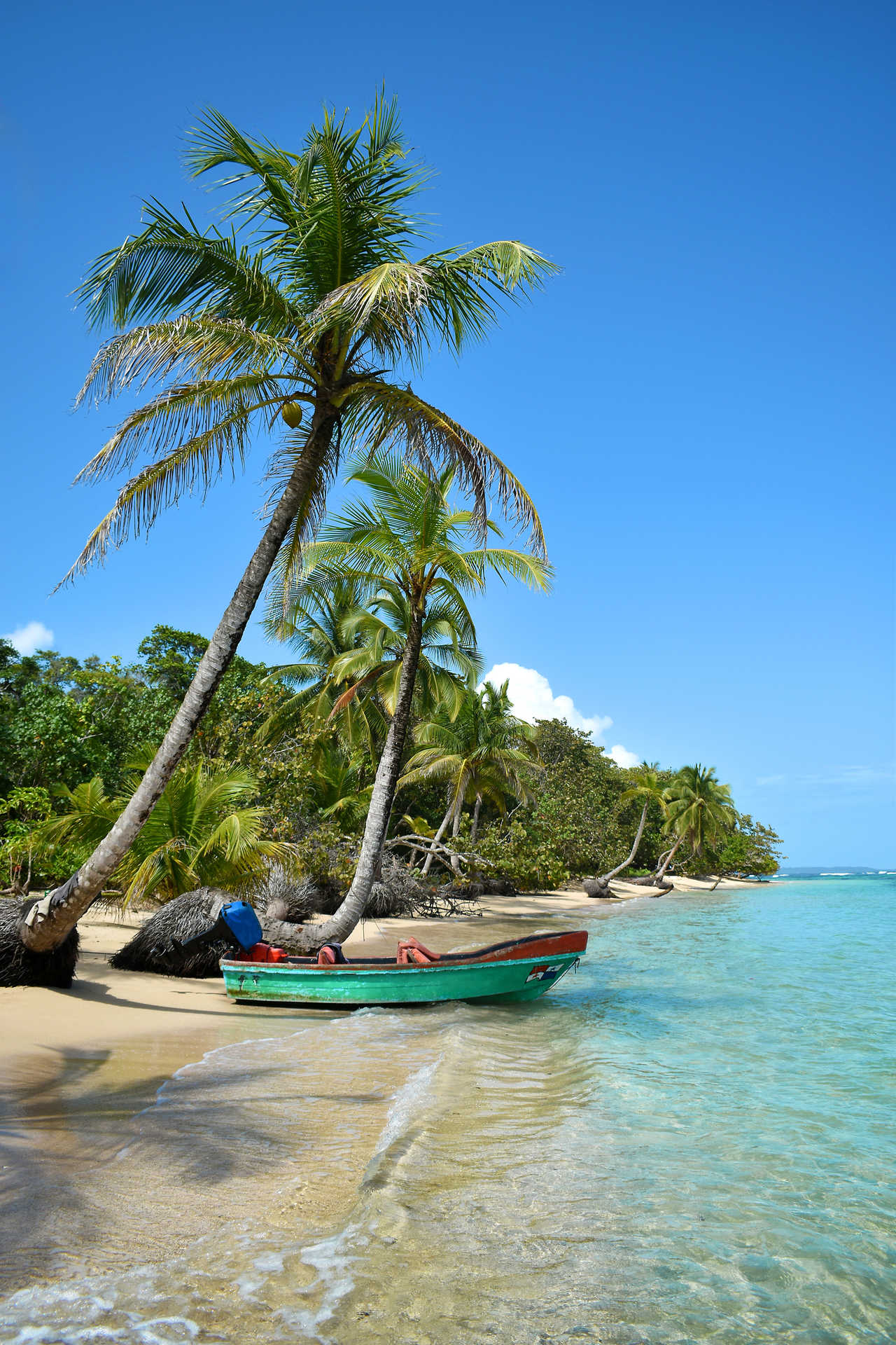 plage de sable blanc avec bateau, mer des Caraïbes, Panama
