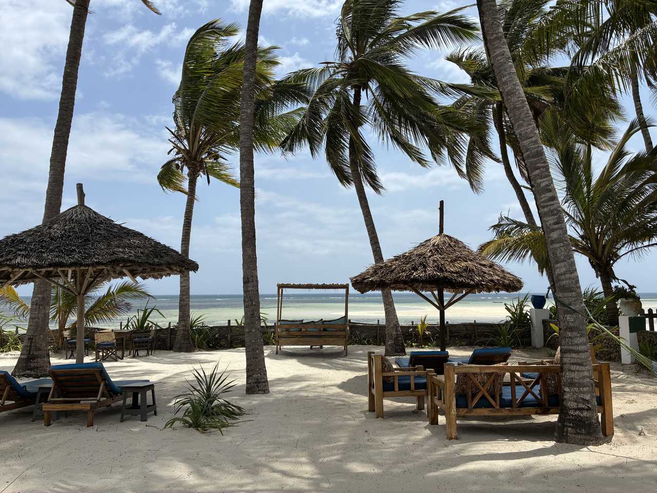 Plage de sable blanc d'un hébergement au Kenya