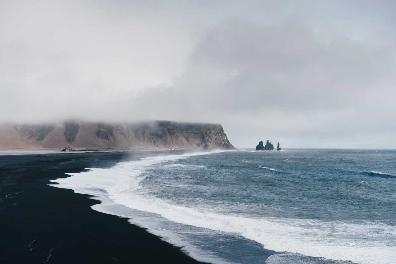 Plage de sable noir d'Islande à Vik