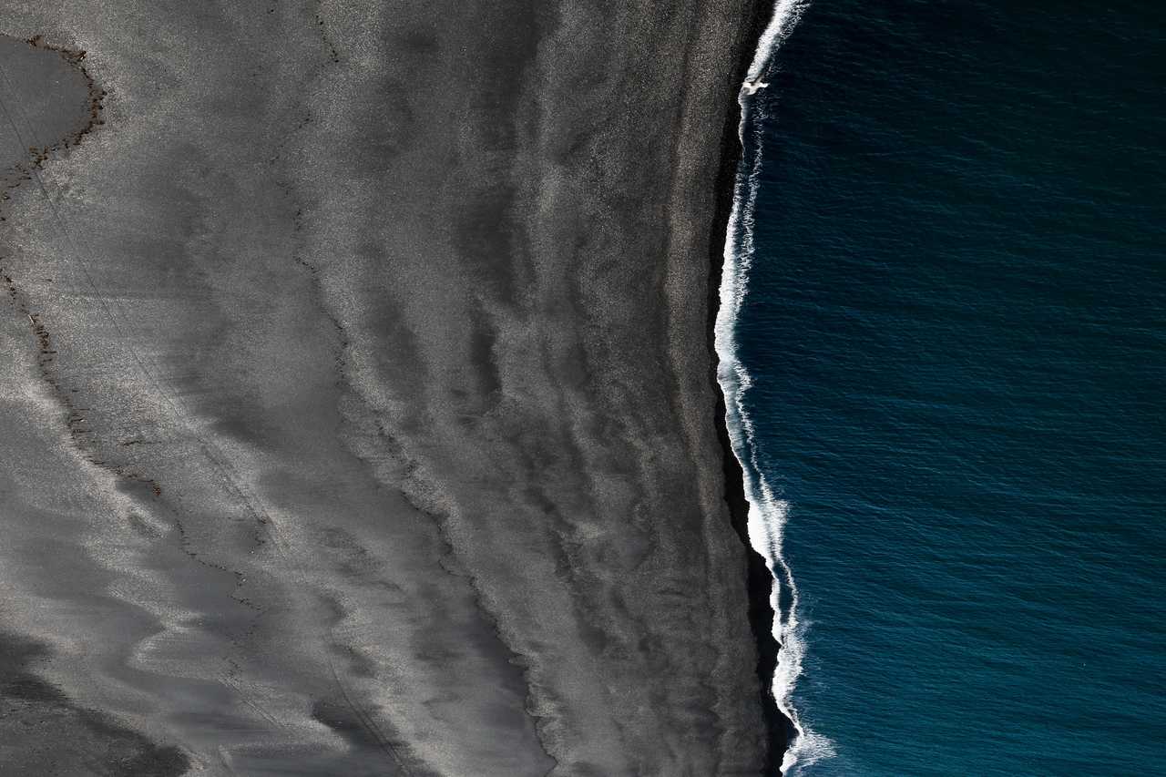 Photo d'une plage de sable noir vue du ciel