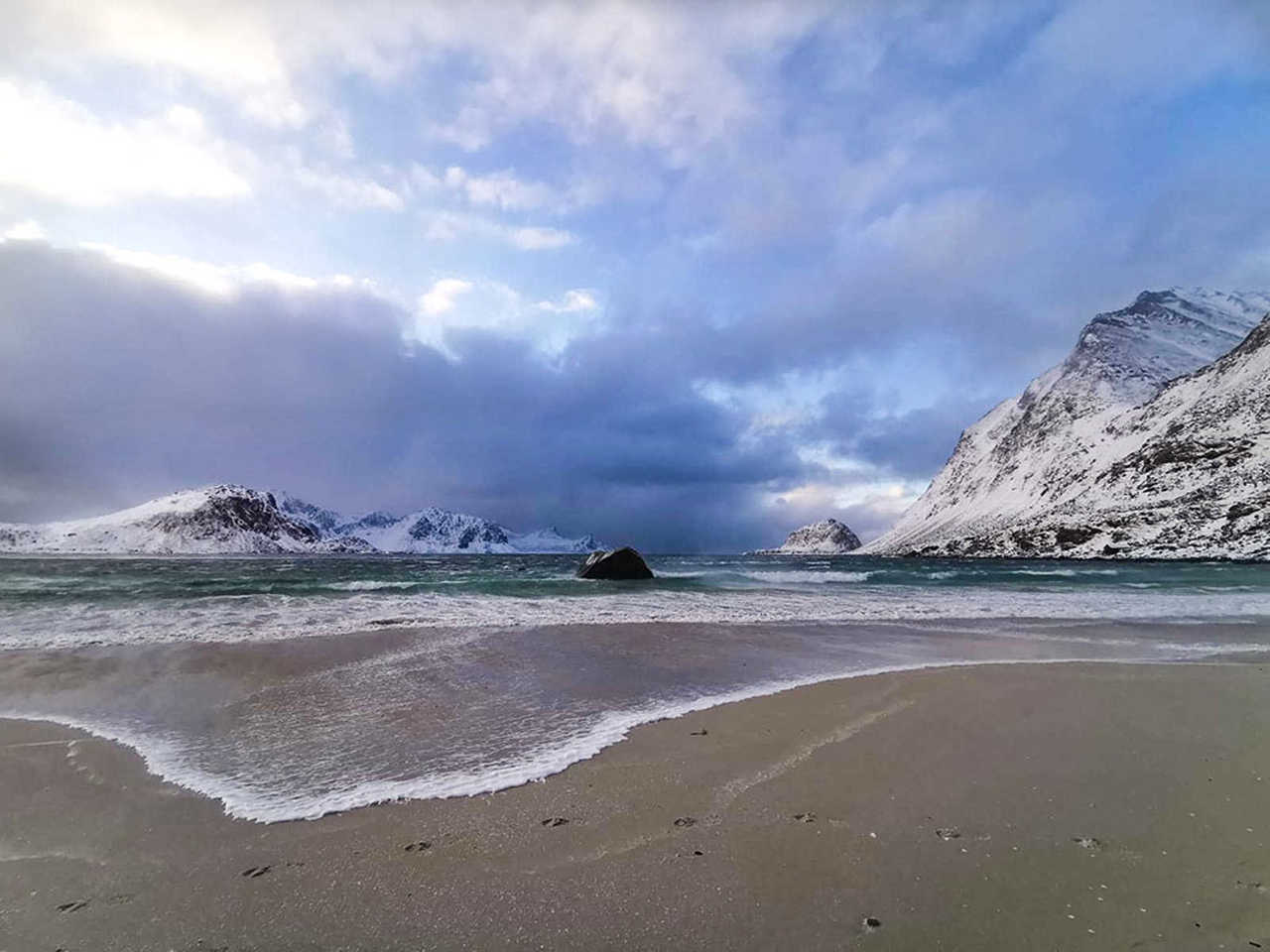 Plage l'hiver dans les iles lofoten en Norvège