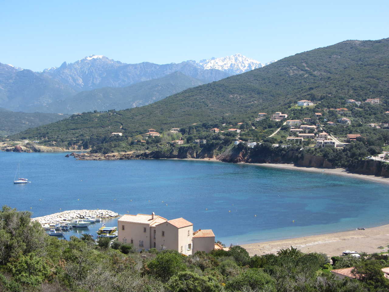Plage du village de Galéria en Corse