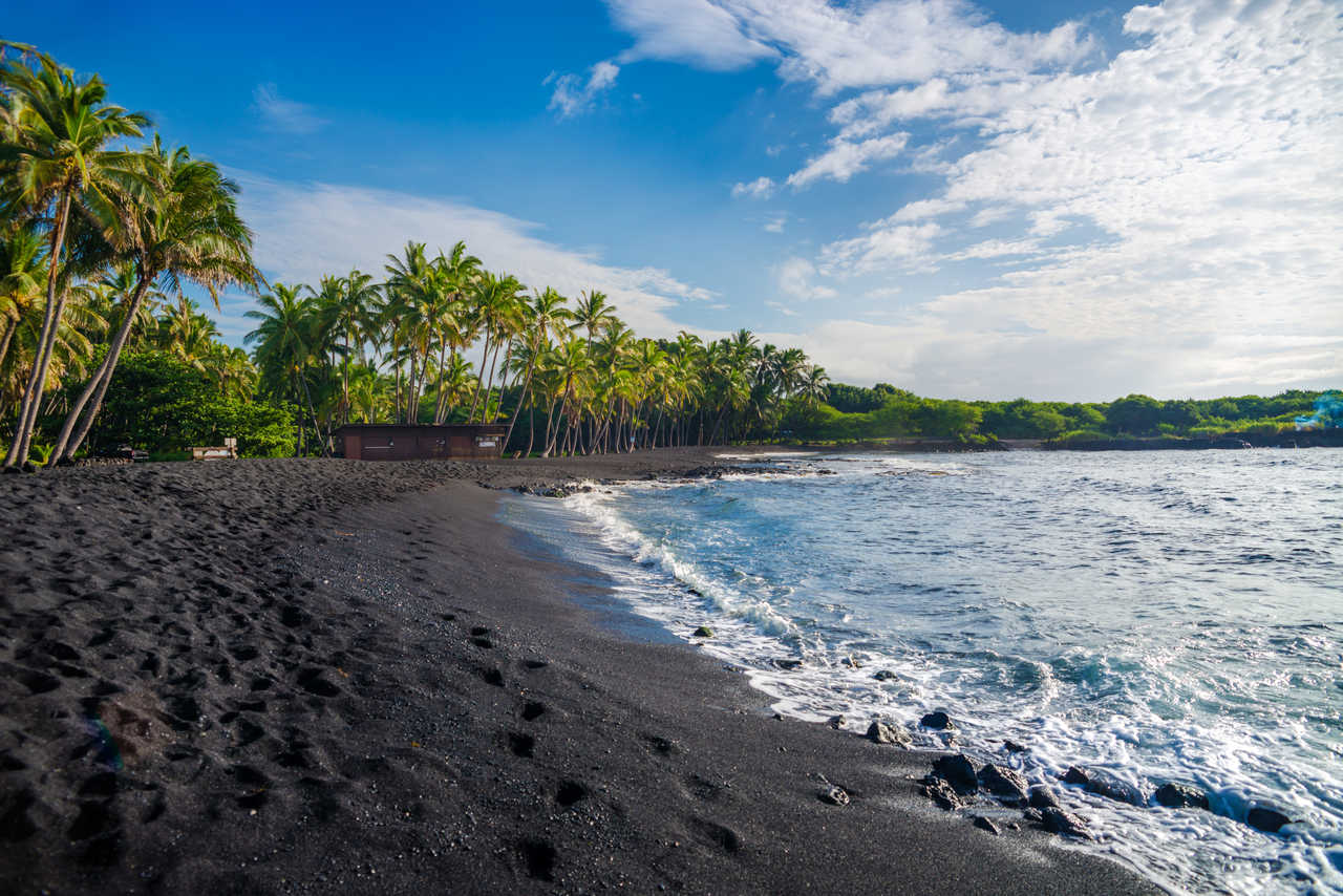Plage Panaluu de sable volcanique à Hawai