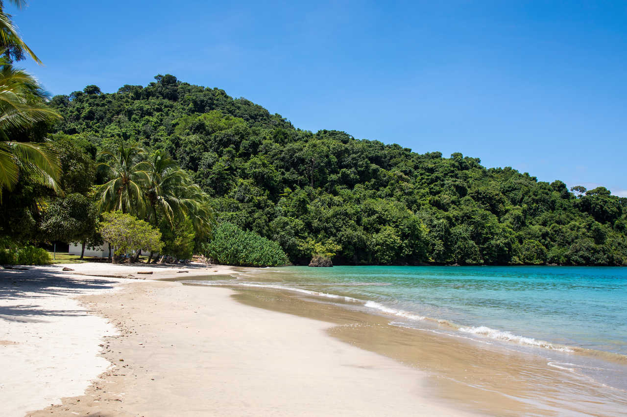 Plage paradisiaque sur lîle de Coiba au Panama
