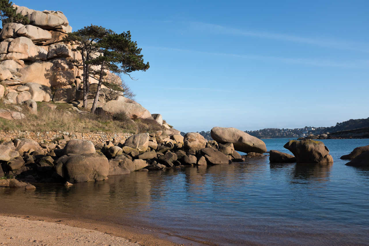 plage sauvage sur la côte de Granit Rose en Bretagne