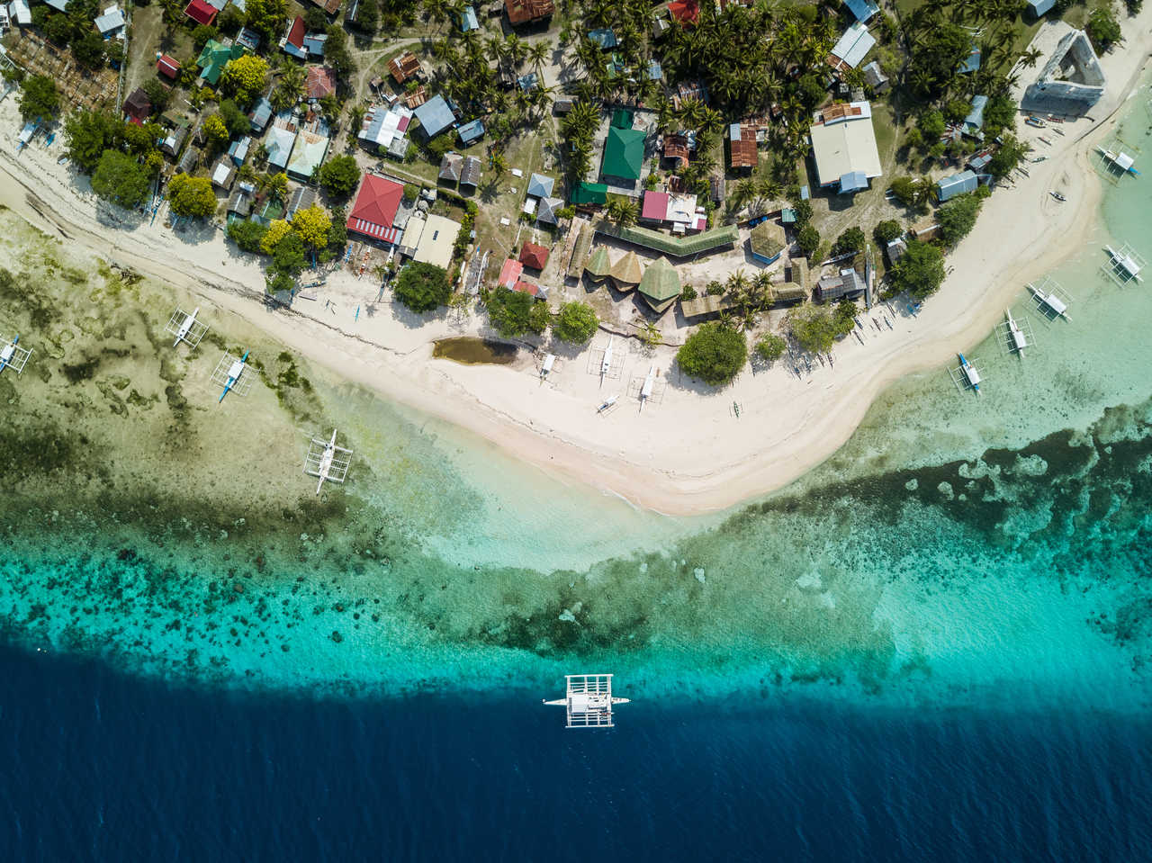 Plage sur l'île de Pamilacan à Panglao, Bohol, Philippines.