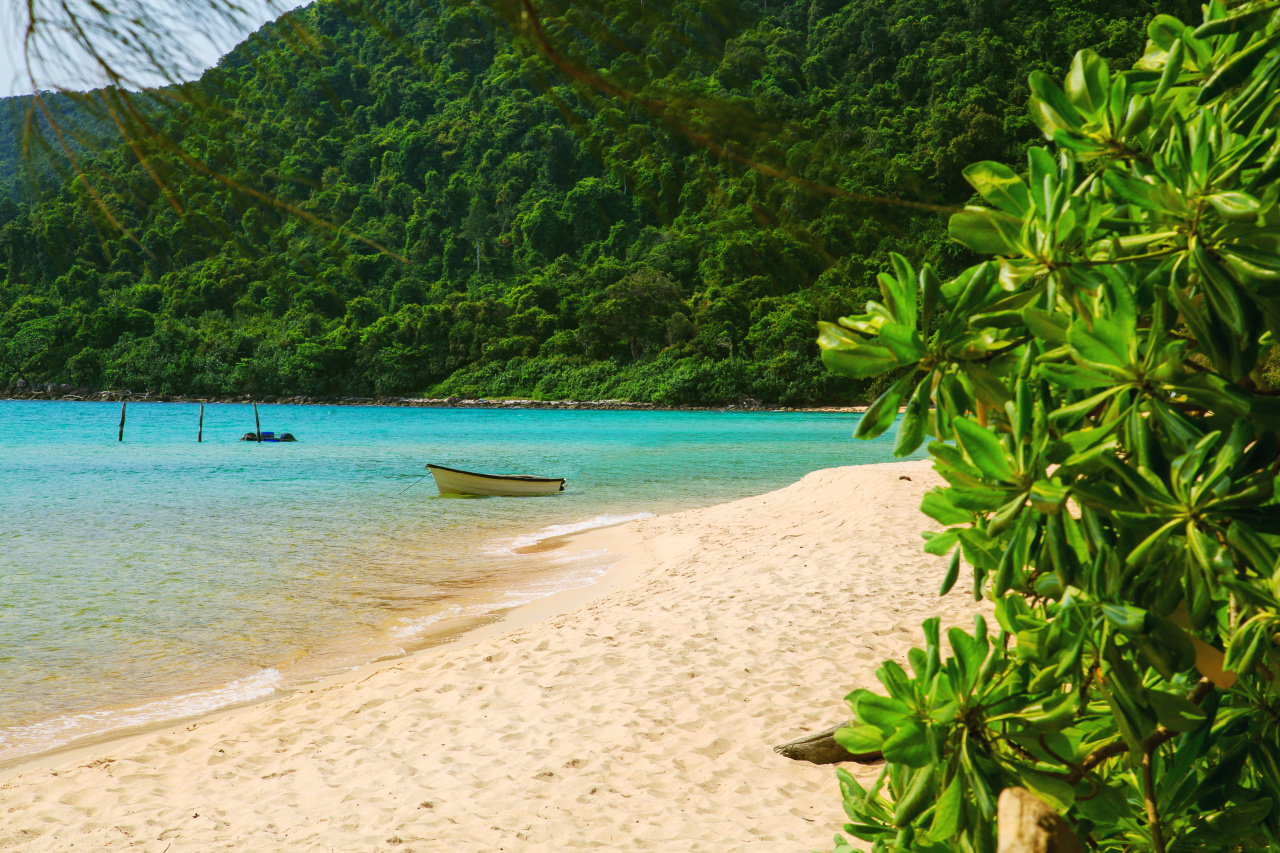 Plage typique de l'île de Koh  Rong au Cambodge