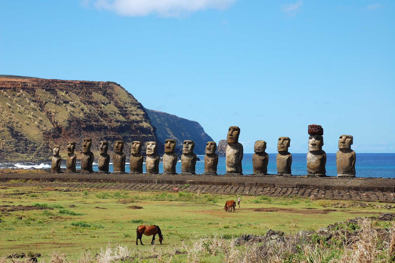 plusieurs moai à Ahu Tongariki sur l'ile de Paques
