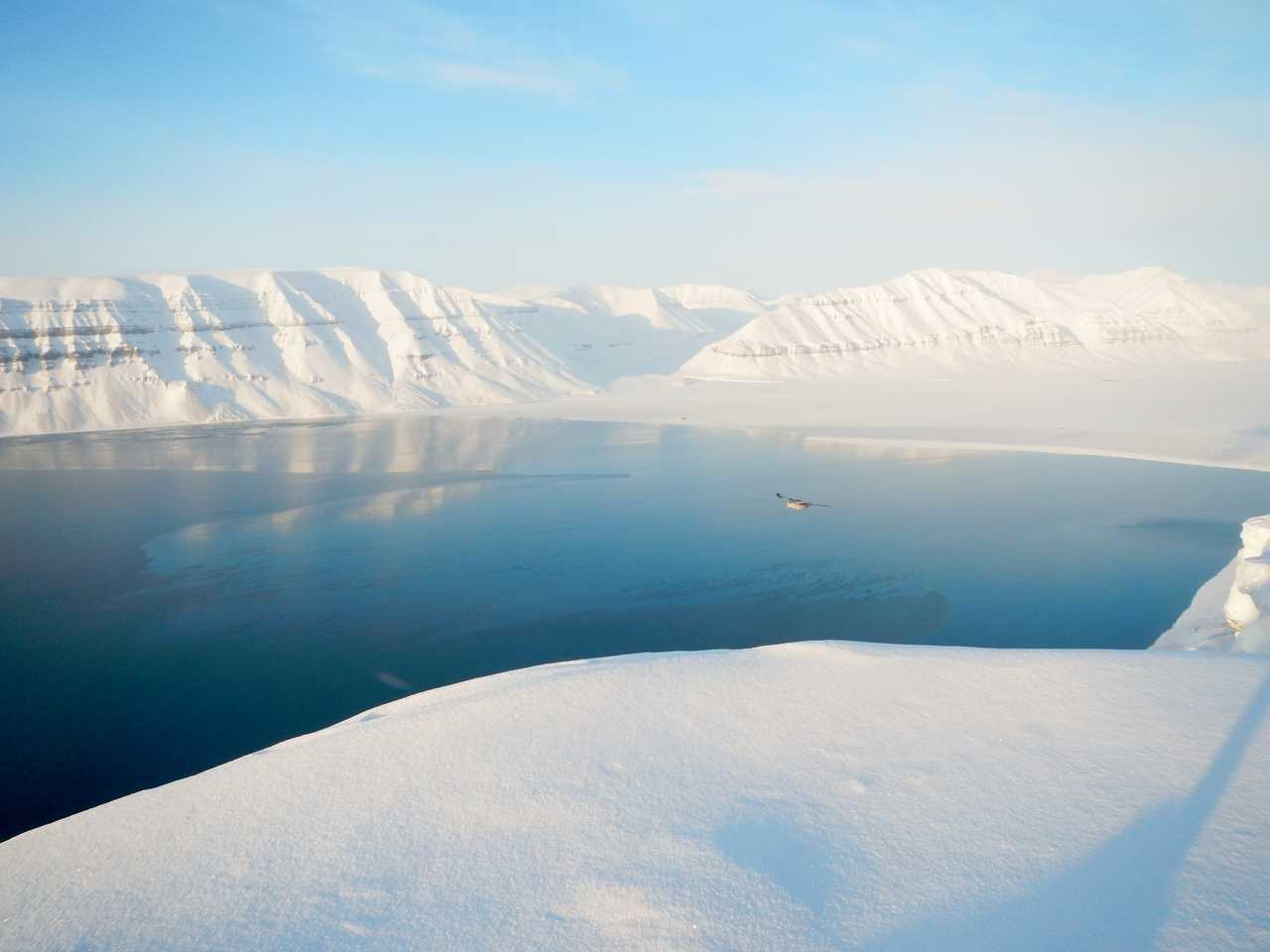 Point de vue sur le fjord somptueux de Tempelfjord au printemps lors d'une expédition à ski