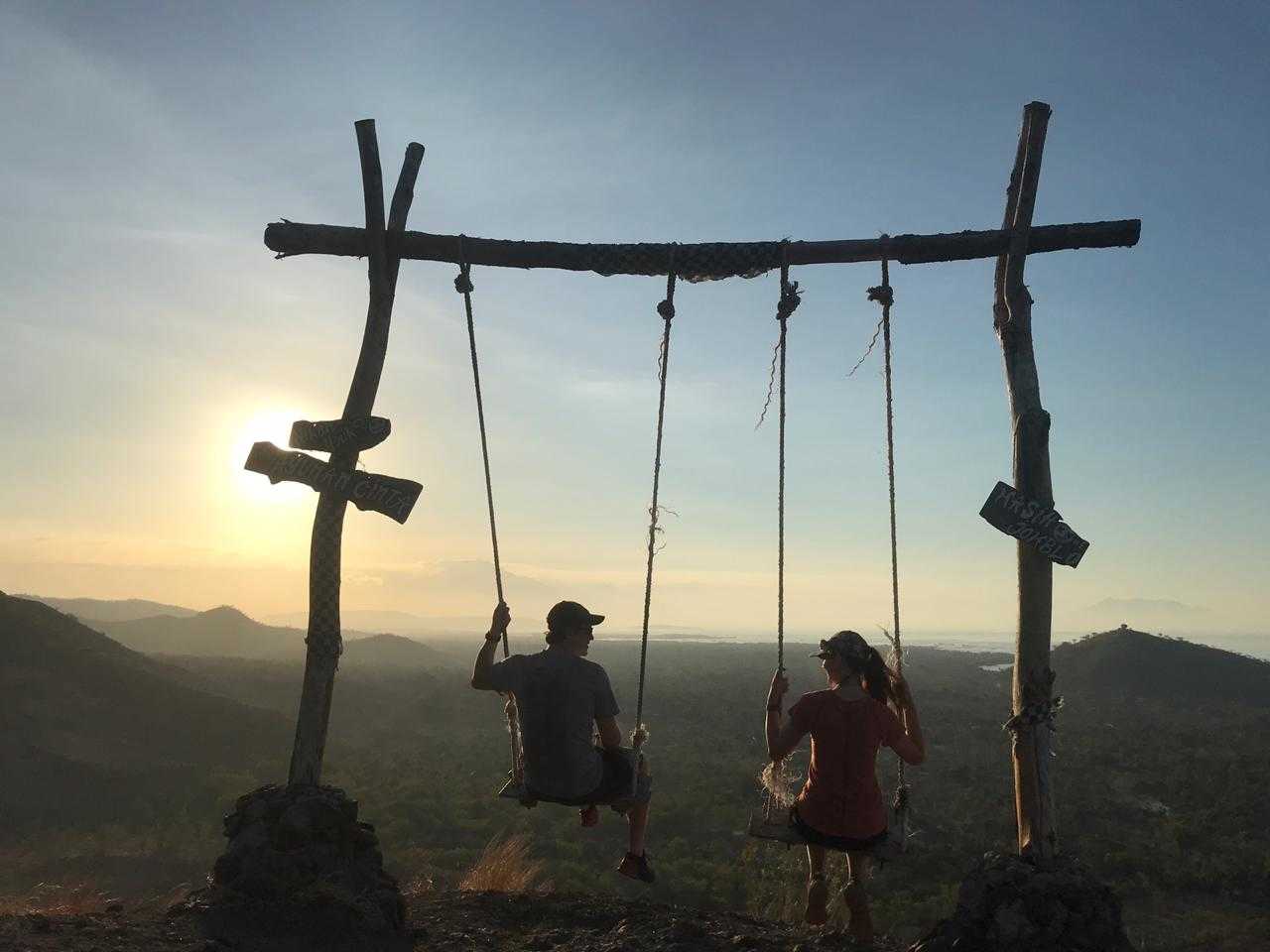 Voyageurs sur une balançoire, Bukit Kursi, Pemuteran, Bali, Indonésie