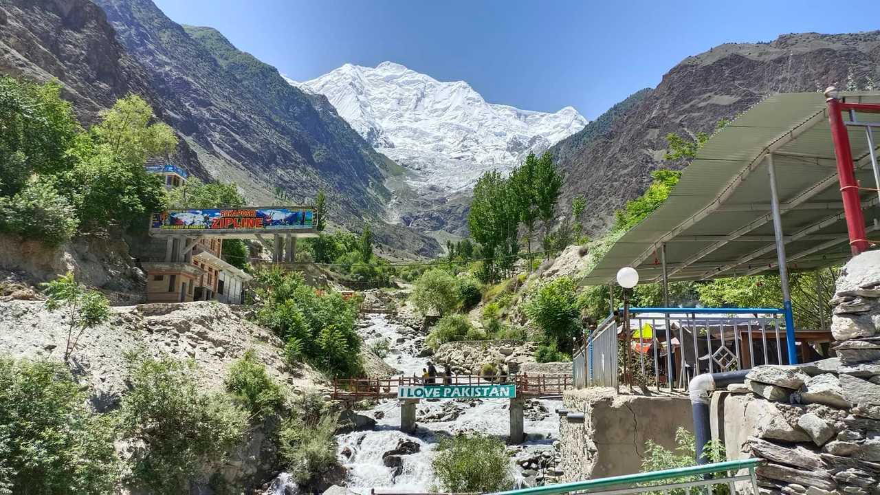 Point de vue sur Rakaposhi sur la route de la vallée de Hunza