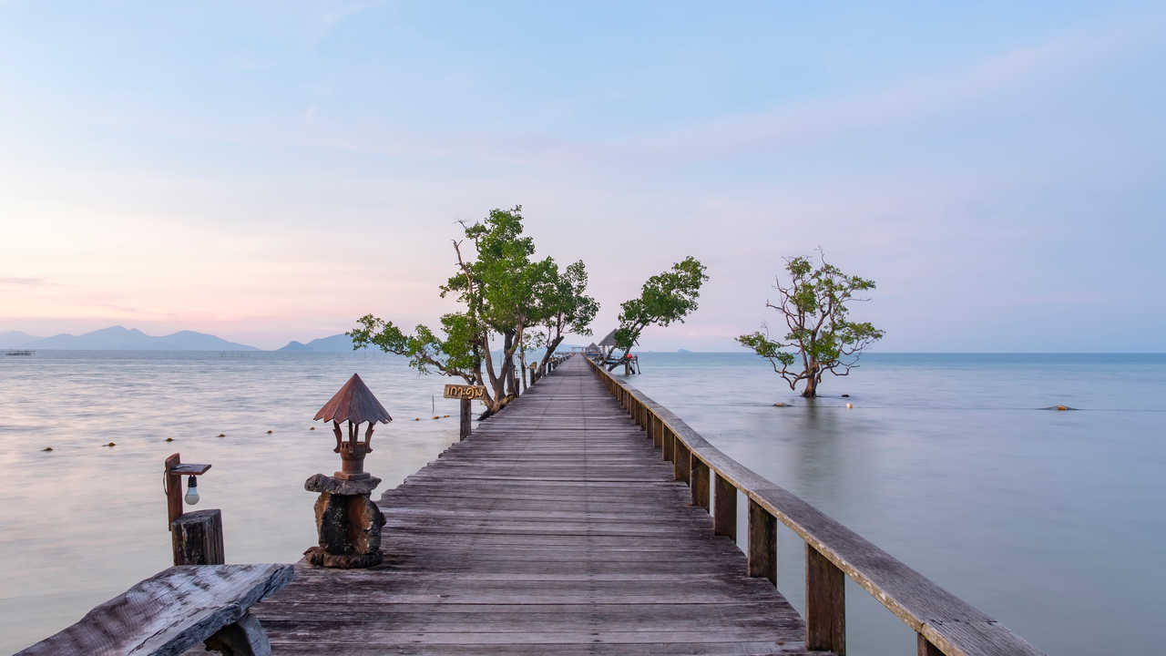 Pont en bois sur la plage de Kohmak en Thailande
