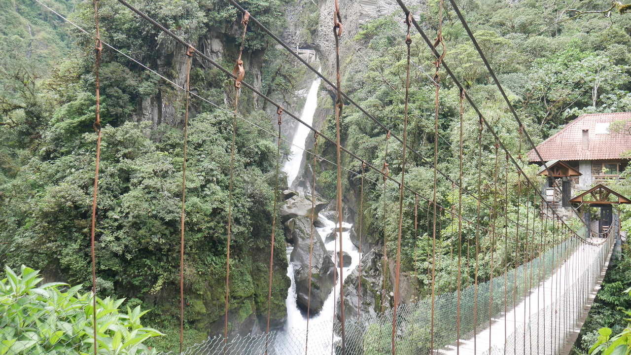 Pont suspendu au Pailon del Diablo à Banos