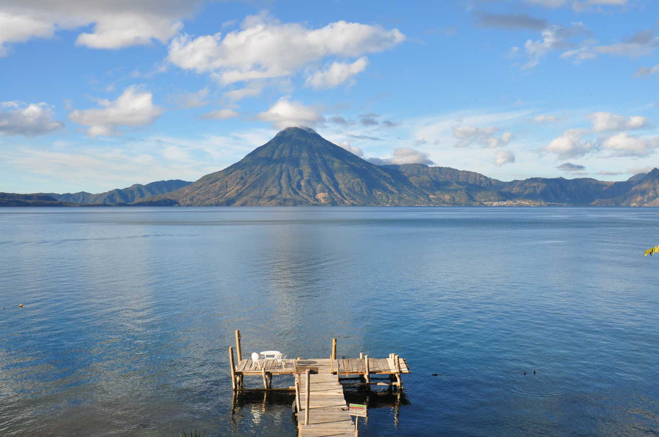 Ponton en bois rustique sur les eaux bleues et calmes du Lac Atitlán.