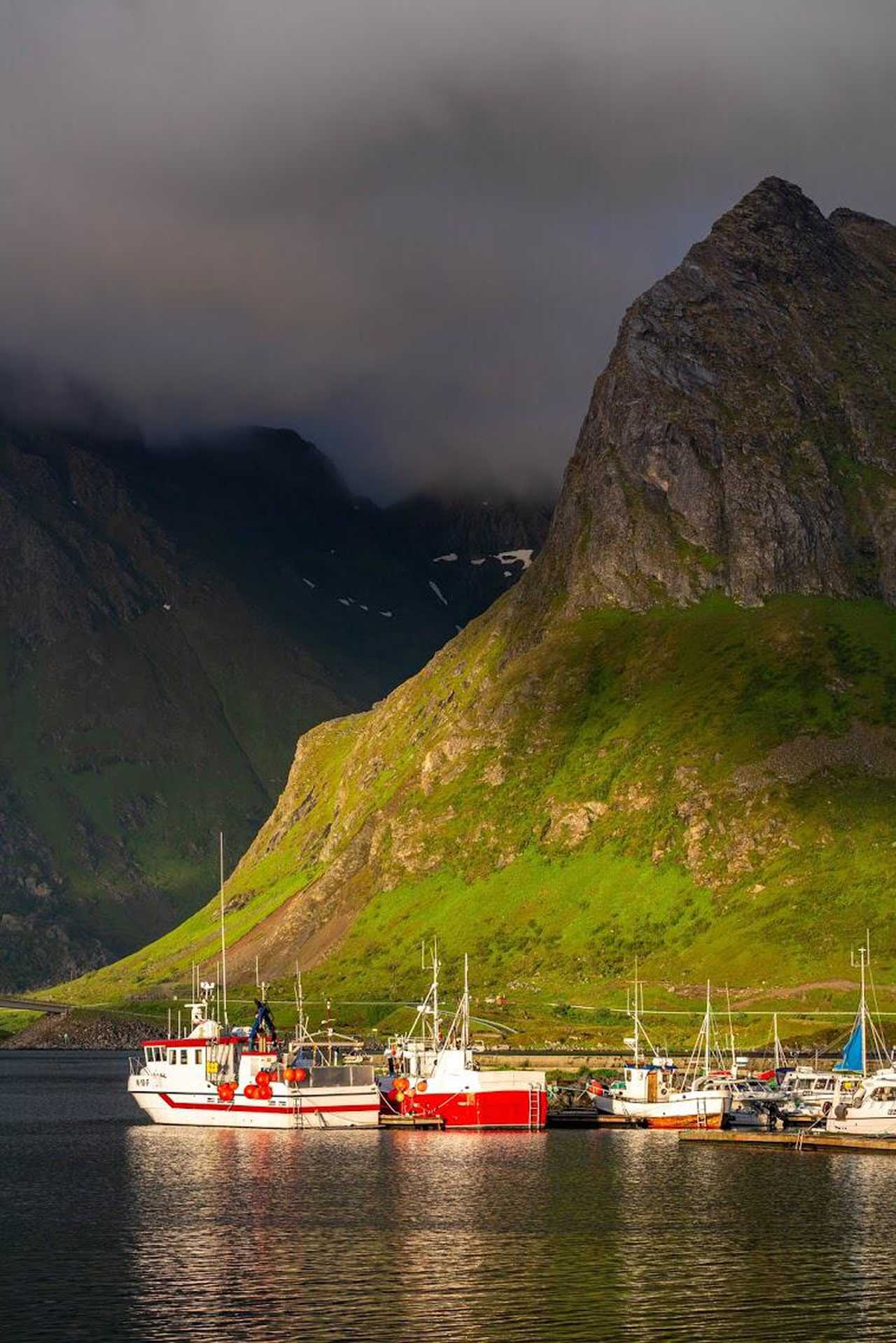 Port de Fredvang et soleil de minuit dans les Lofoten en Norvège