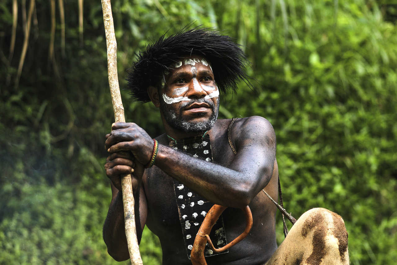 Portrait d'un homme de la tribu Dani portant des koteka, vêtements traditionnels de Papouasie