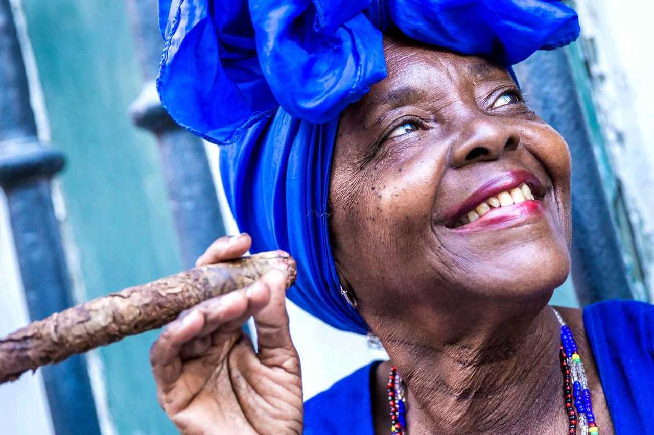Portrait d'une cubaine avec son cigare