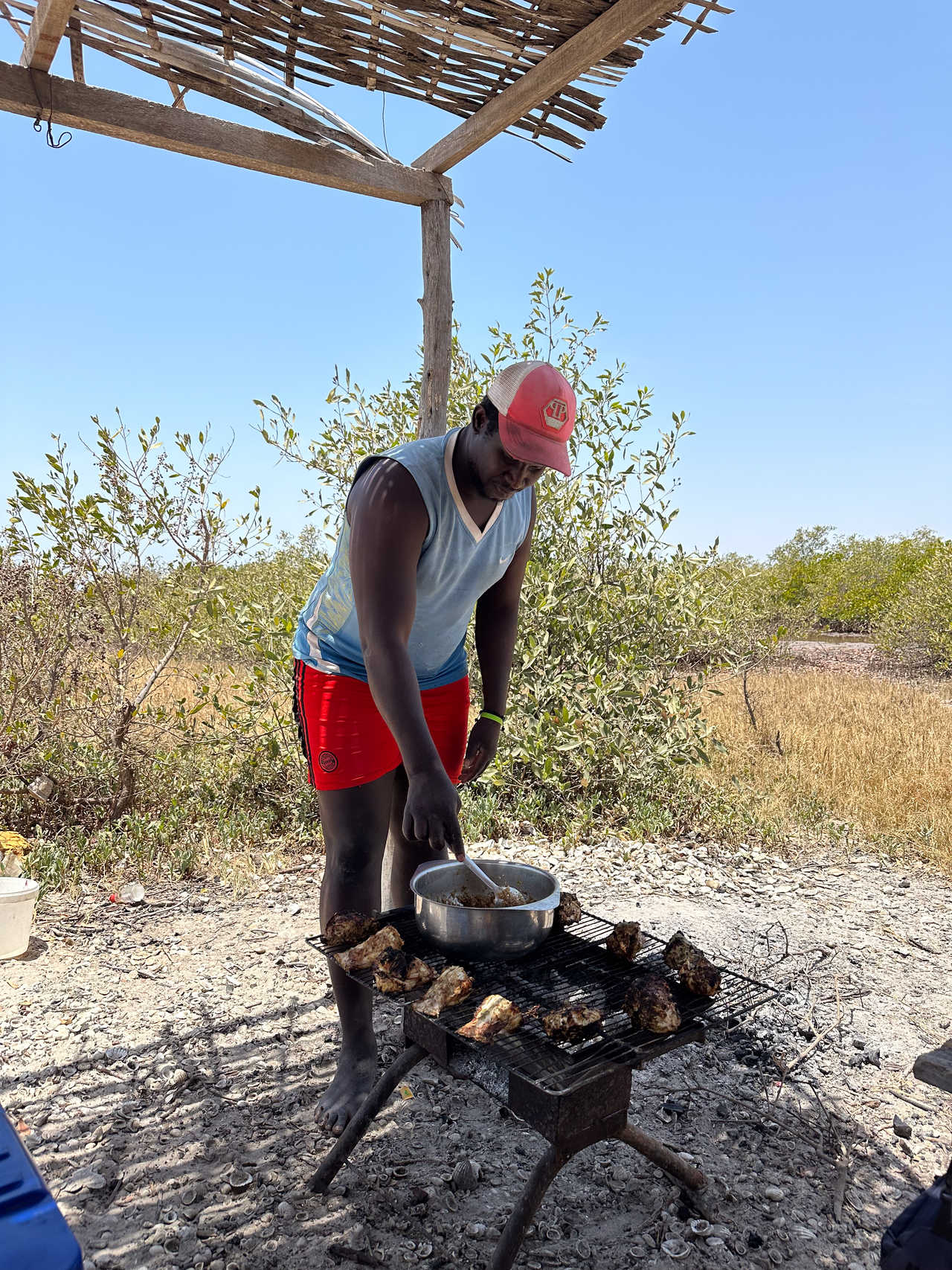 Préparation barbecue dans le Sine Saloum au Sénégal
