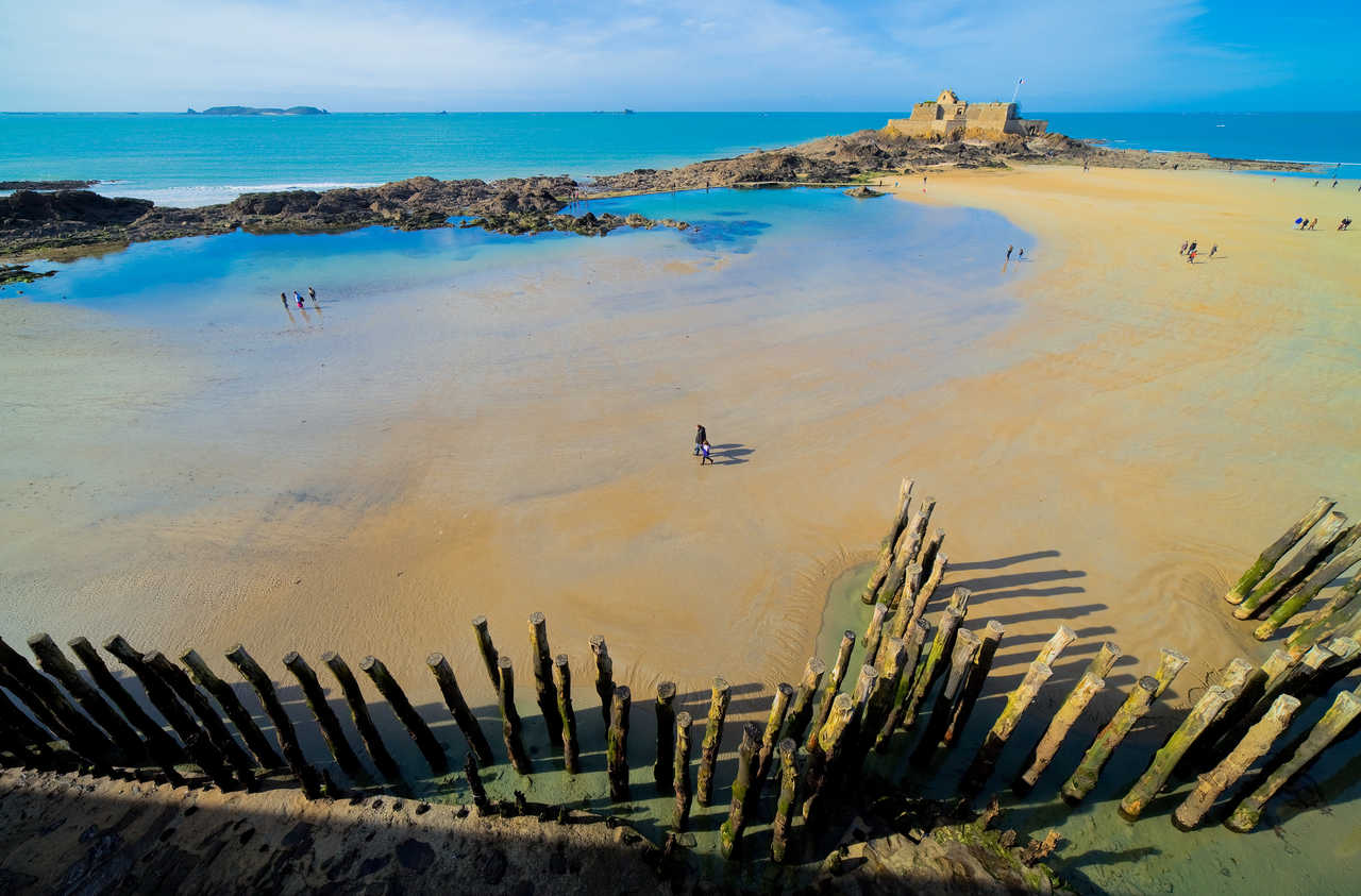 Promenade sur la plage de Saint-Malo à marée basse, lors des grandes marées, Bretagne