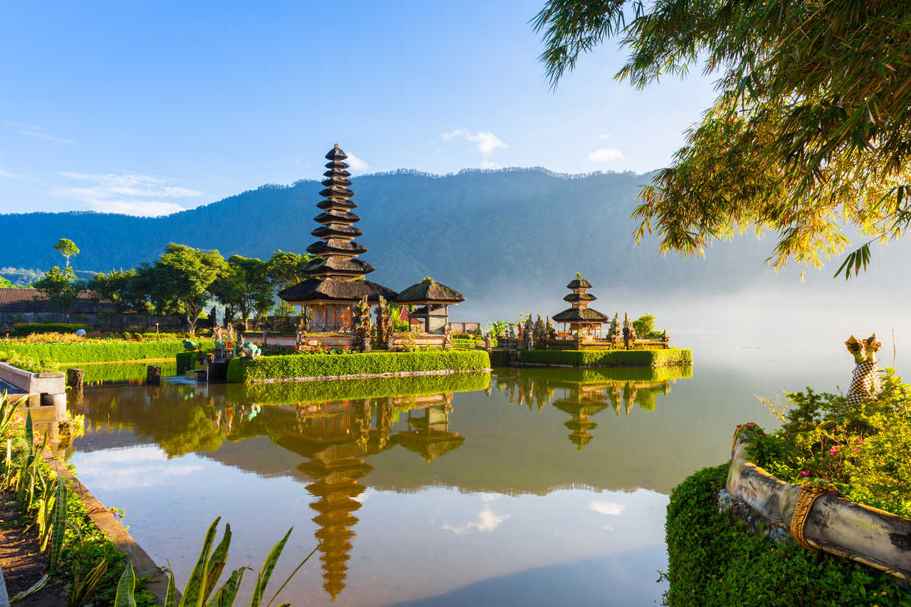 Pura Ulun Danu Bratan au lever du soleil, célèbre temple sur le lac, Bedugul, Bali, Indonésie