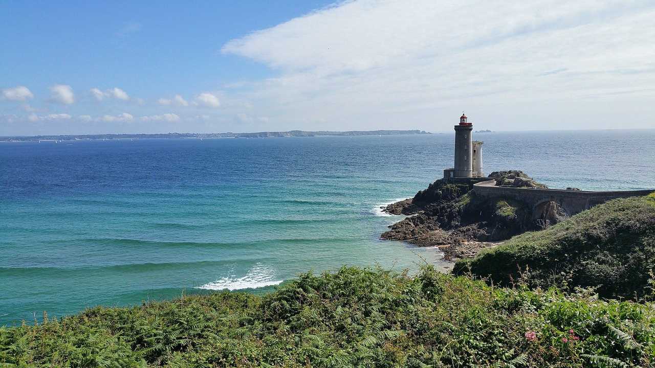 Rade de Brest lors d'une randonnée ensoleillées dans les fjords bretons