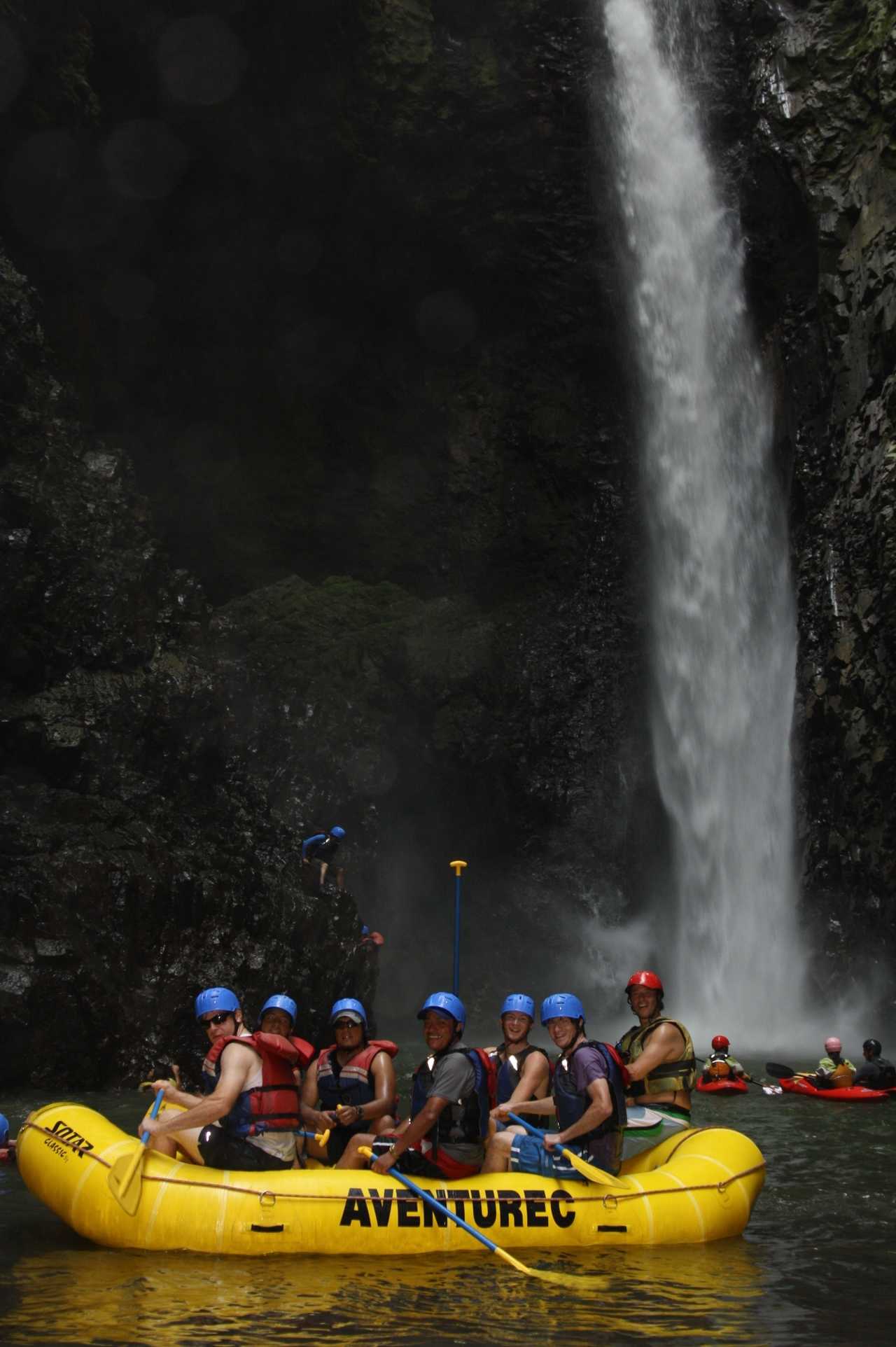 Rafting devant une cascade
