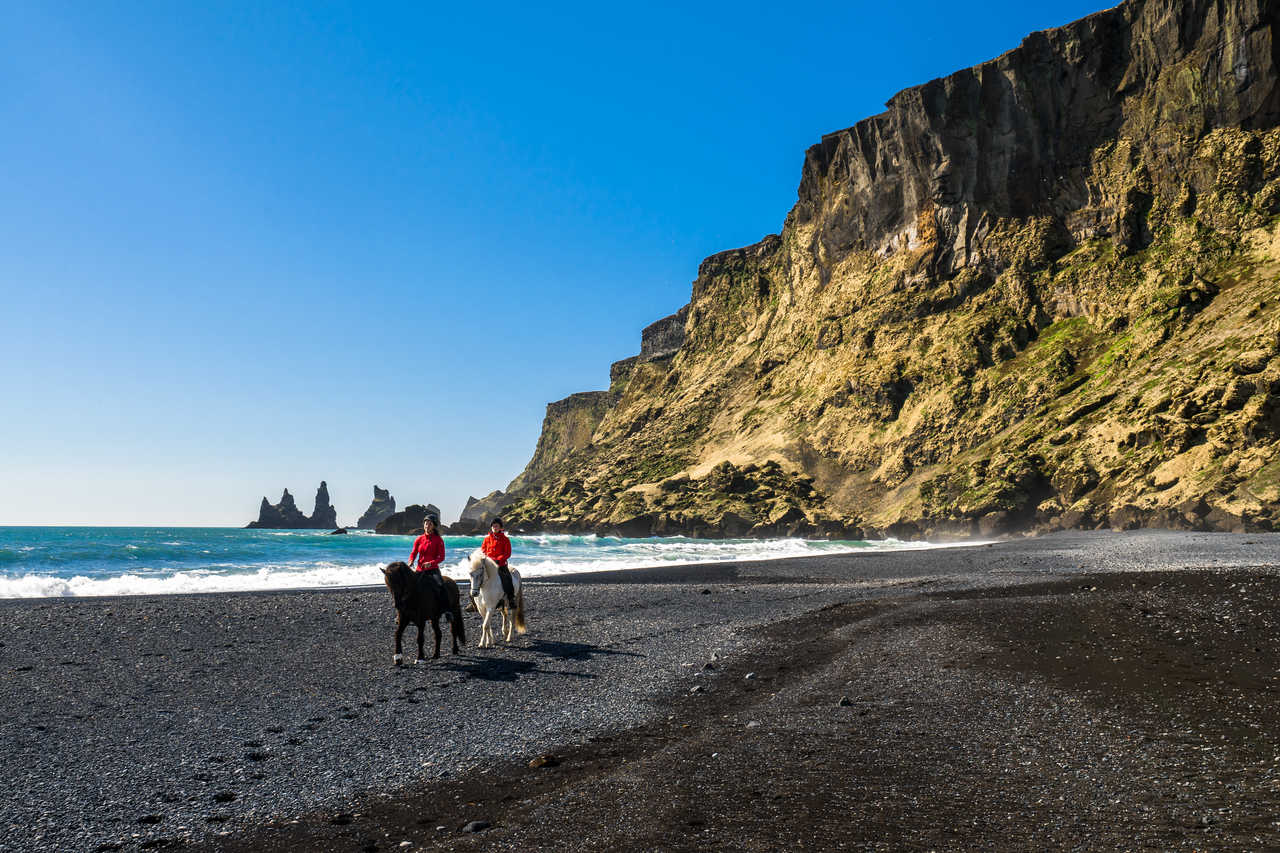 Randonnée à cheval sur la plage de Reynisfjara à Vik