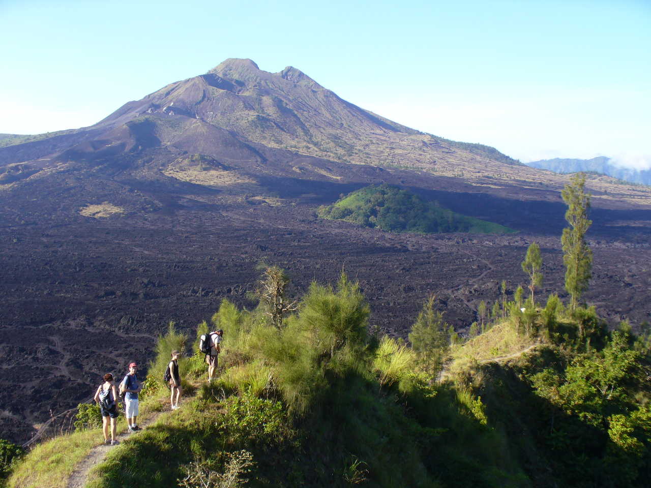 Randonnée à travers les champ de lave noire sur le flanc du volcan Batur