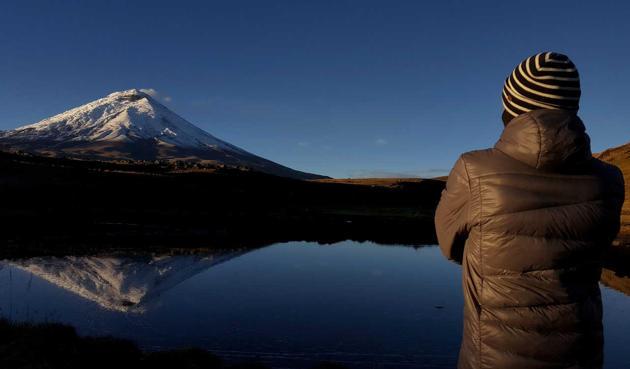 Randonnée face au reflet du volcan Cotopaxi