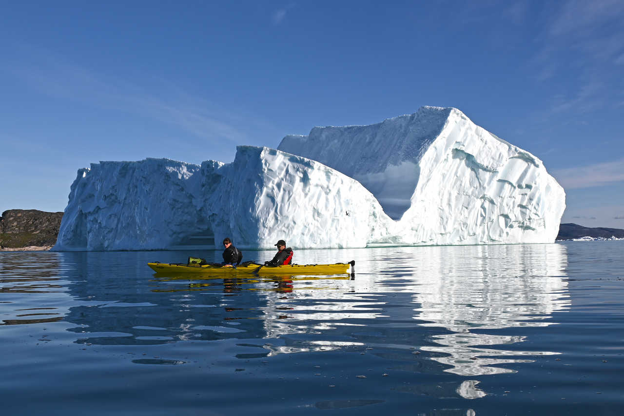 Randonnée kayak parmi les icebergs de l'Arctique