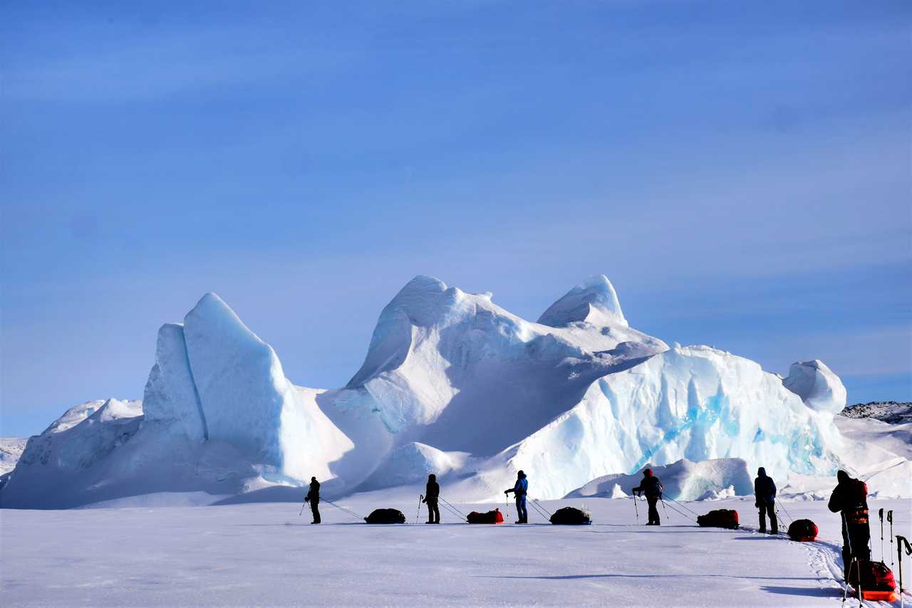 Randonnée sur la banquise face à un iceberg