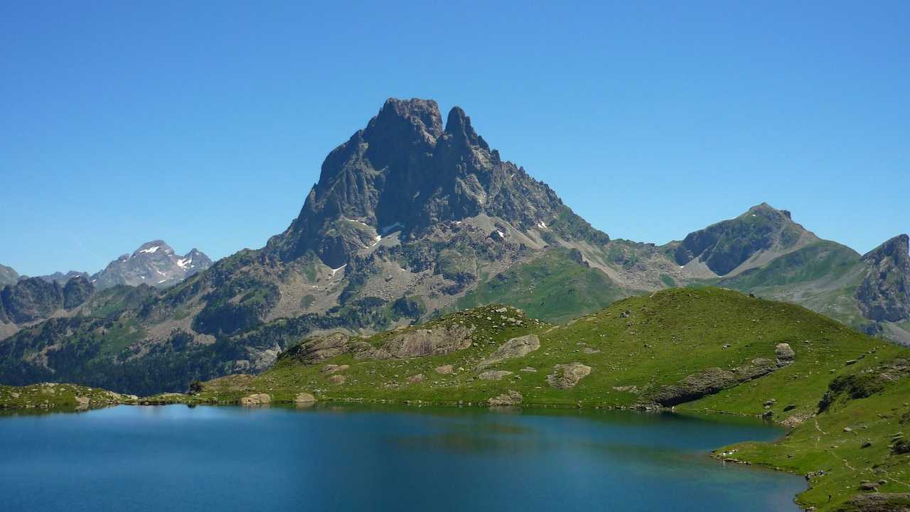 randonnée sur le GR10 et vue sur le pic du midi d'Ossau depuis le lac Ayous