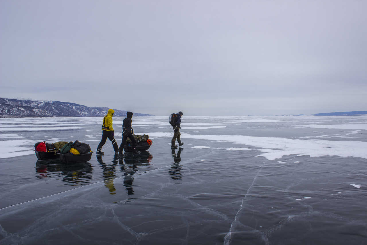 Randonnée sur les glaces du lac Baïkal en Russie